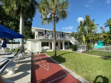 Pool view.  Upstairs unit & workspace Отели в г. Сейнт Пит Бич