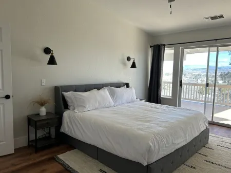 Heated Pool ~ Hot Tub ~ Scenic Views ~ Lux Stay