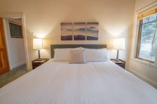 View stunning sunsets and enjoy cozy comfort steps from the heart of Sisters.