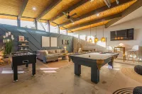 MidMod Luxury Retreat- Heated Pool and Spa, Game Room, Fire Pit, Sleeps 12