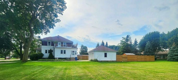 The Odd Dog Retreat w/HotTub, Kayaks, Bikes, Games Hotels in Frankenmuth