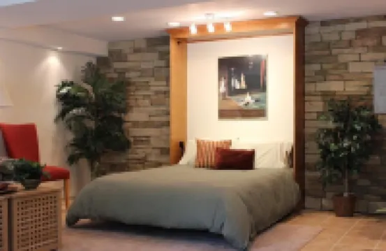 LARGE Guest Suite w/private entrance, deck, and firepit, Sleeps 4, 3 queen beds