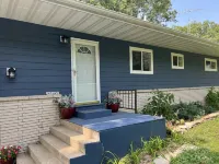 Lazy Lake Retreat 3 bed 2 bath. Includes sauna, kayaks, paddle boards, hot tub.