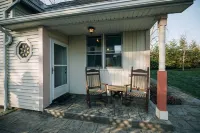 Adjacent to beaches, 3 minute walk to downtown, Quiet Atmosphere, FREE WIFI