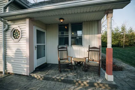 Adjacent to beaches, 3 minute walk to downtown, Quiet Atmosphere, FREE WIFI