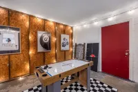 4BR Charming Home-Walk UF 2mi -Park-King Bed-Games-BBQ-Firetable-Backyard fenced