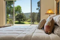Red Rock Views! Pool~Pickleball~Hike~Golf, Deck Overlooks the 9th Green! Sedona