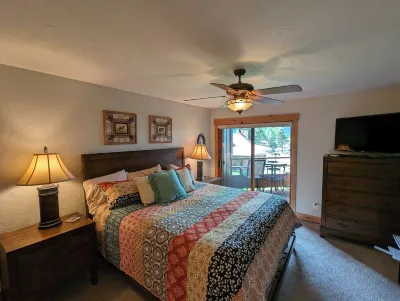 Escape to Shadow Mountain Lake Hotels near Quacker Gift Shop Grand Lake