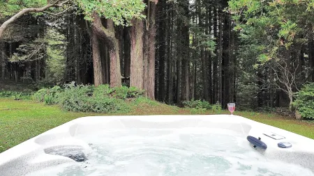 Forest oasis 3 min from beach + Hot Tub + Fire Pit