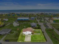 Cozy beach house - 3 minute walk to beach - with everything you need to relax!