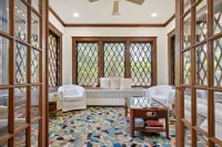 "Luxurious Retreat for Families, Couples & Work Getaways Cozy Oasis of Elegance!