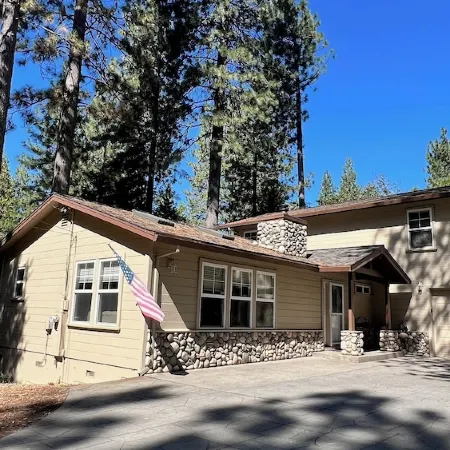 Spacious, Family Friendly, Hot Tub, Game Room, Forest View, Fireplace, 2 decks