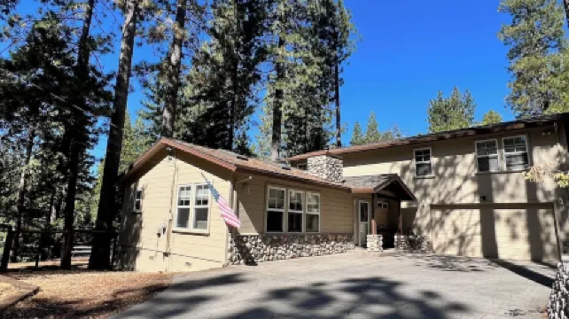 Spacious, Family Friendly, Hot Tub, Game Room, Forest View, Fireplace, 2 decks