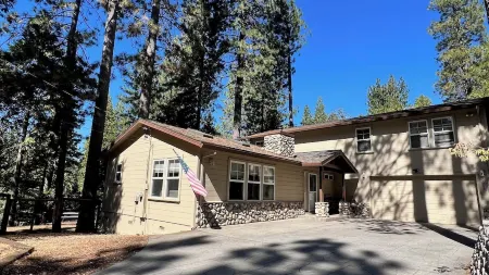 Spacious, Family Friendly, Hot Tub, Game Room, Forest View, Fireplace, 2 decks