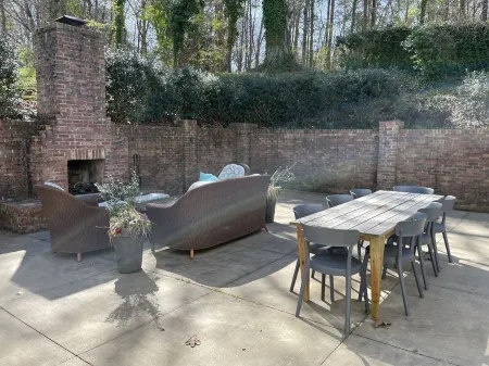 Downtown home.  Walk to square and campus!