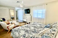 Naples Parrot Vacation - Pet Friendly with Double King Masters and a Heated Pool