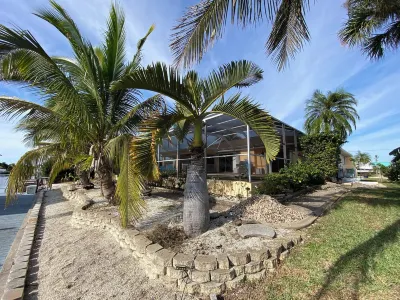Private Dock & Heated Pool. No Bridges! 10% Off Weekly & Monthly.  Pet Friendly. Captain Ted's Tackle............... （no live bait）附近的飯店
