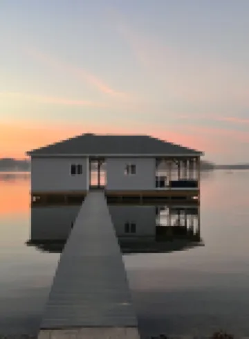 Luxury LAKEFRONT 7Bdr/7.5Ba -Huge Boathouse in Quiet Cove-Public Side-Stunning