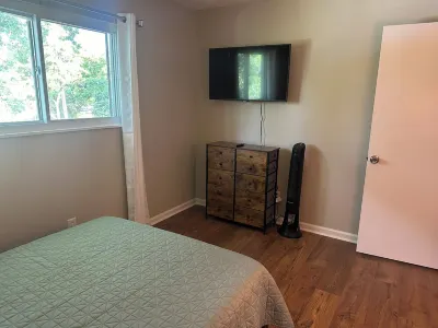 Cozy 4-bedroom house in enjoyable Lexington with WiFi, AC. Centrally located. Hotels near Malibu Jack's Lexington