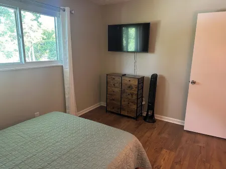 Cozy 4-bedroom house in enjoyable Lexington with WiFi, AC. Centrally located.