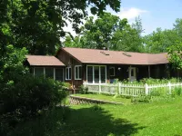 3 Bedroom House in Rural Setting but close to Iowa City/Solon
