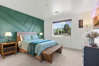 Grand Canyon Brand New Home with AC. Near Golf Course, Lake & Bearizona