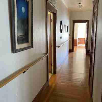 Centrally located historic bungalow, minutes from downtown and Cal Poly Humboldt Others