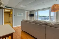 Coastal downtown 1 Bed, 1 Bath, full kitchen w/ harbor view