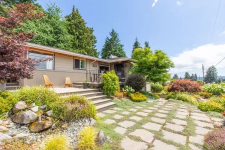 Serene Poulsbo 6br, Sleeps 12, Liberty Bay And Mountain Views Отели рядом с достопримечательностью «Poulsbo Marine Science Center»