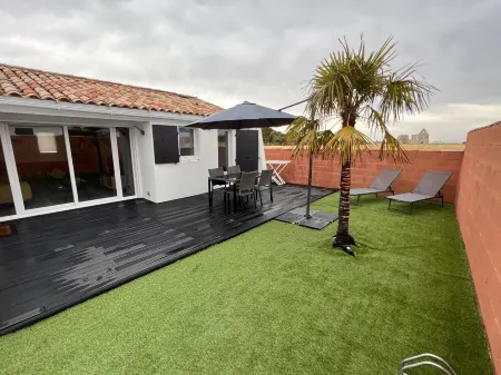 2 Bedroom Private Vacation Home in Margotteau, la Flotte