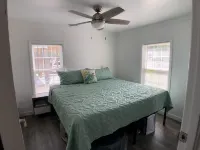 BEACH HOUSE COTTAGE- 3 min to Beach - Remodeled, 2 screened in porches, big yard