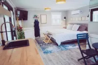 RIVER FRONT Pickleball & Bball Patio-Pets-2 houses