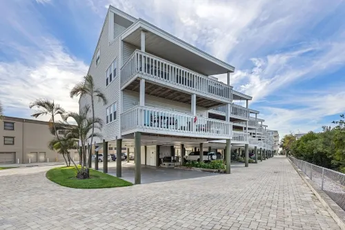 Heated Pool! 3min walk to the beach! Gorgeous Intercoastal Views!