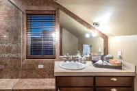 Mountain Studio - luxury finishes in upscale neighborhood, e-bikes included!
