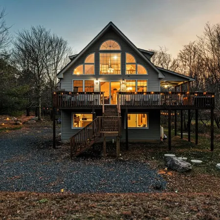 Spacious 5-bedroom country house in tranquil Blakeslee with WiFi, AC