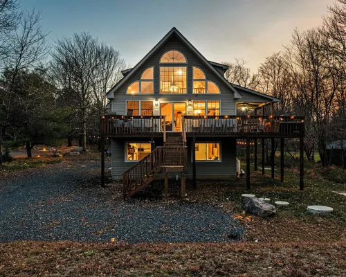 Spacious 5-bedroom country house in tranquil Blakeslee with WiFi, AC Hotels in Tunkhannock Township