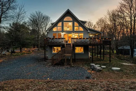 Spacious 5-bedroom country house in tranquil Blakeslee with WiFi, AC