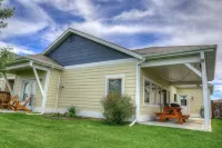 Lovely Home w/Pristine Interior-Back Porch w/ Mountain Views- Quiet neighborhood