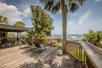 Beautiful  Riverfront Chalet w/ Pool & Boat Dock- Old Florida Fun- Pet Friendly! Hotel di Grant-Valkaria