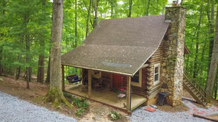 Beautiful Log Cabin with AC and WiFi in Gorgeous Burnsville.