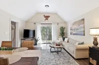 Treehouse Bungalow- Quaint and Cozy Getaway!