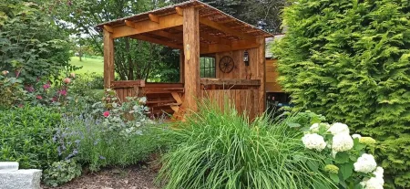 Cozy vacation apartment with garden use, garage and wallbox (extra costs) Отели в г. Нойгерсдорф