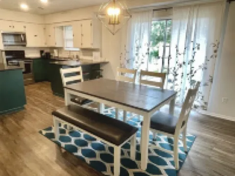 Relaxing, Spacious, Quiet, Ranch-style Getaway Hotels in Springdale