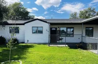 Adversity Home - Open Concept, with Pacman Machine. Close to I-40 Airport East Park附近的飯店