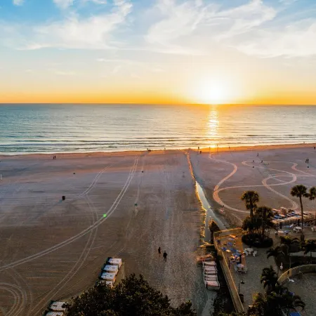 Sunny & Comfy ~ Steps to Siesta Key Beach ~ Pool!
