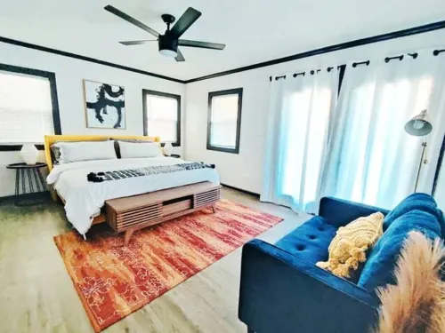 Maison Modernè Unit A: Work + Play Hotels in Windcrest