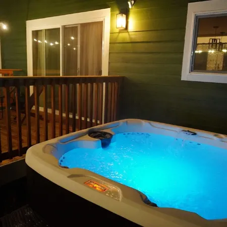 Green Cabin - Hot tub, EV, Fire Pit, Hammock