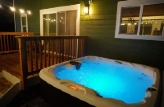 Green Cabin - Hot tub, EV, Fire Pit, Hammock