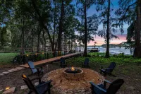 Bella Vista Cabin on the Lake with Hot Tub, Canoes, Beautiful Views, EV Charger.