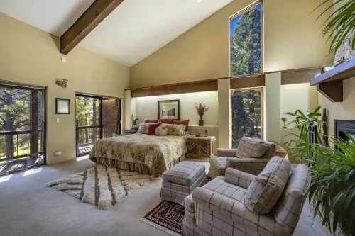 Beautiful, Huge Home on Golf Course and close to Ski Resort. Recently Renovated!